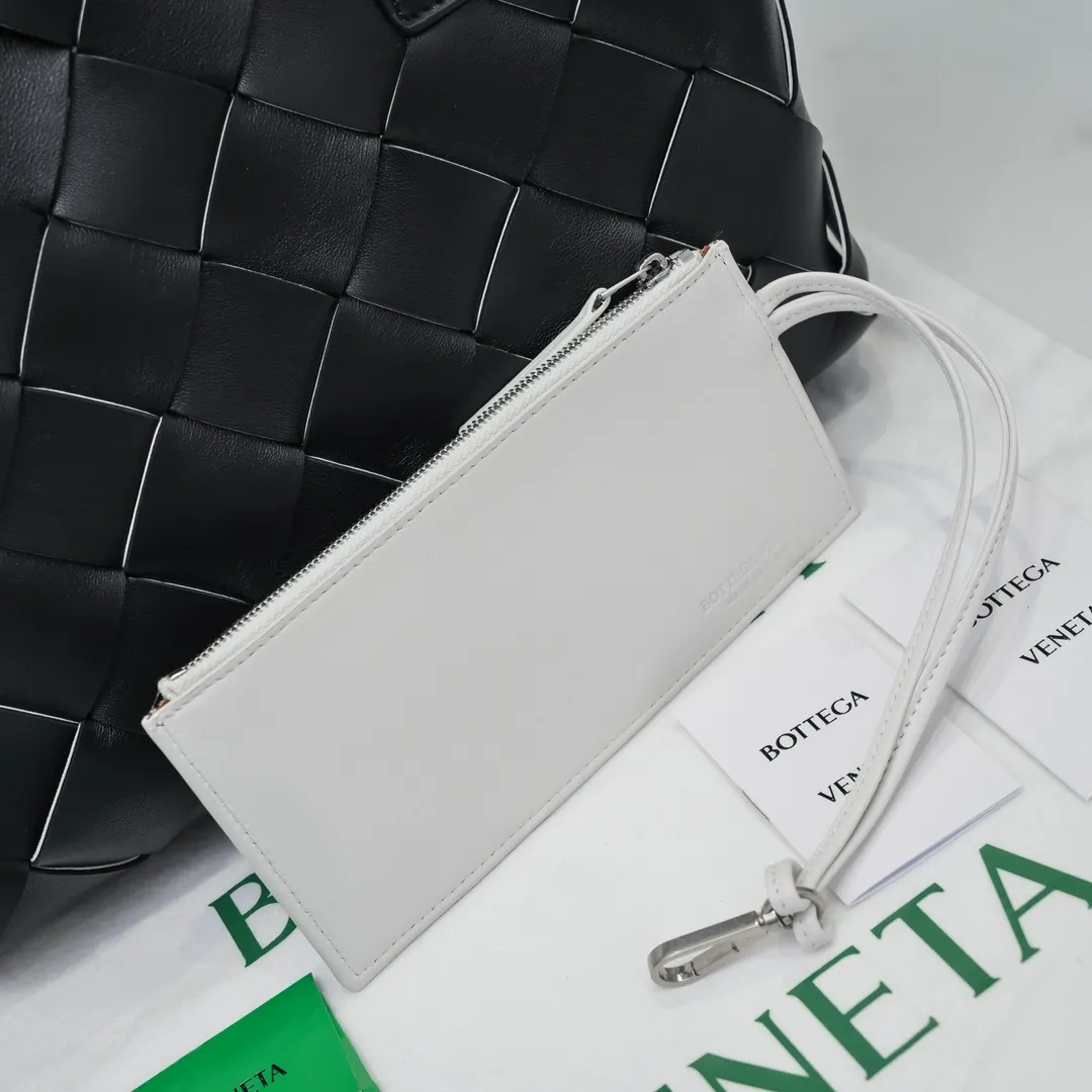 MAXI CABAT tote handbag 😎 ✧Bottega veneta.͙Hand-woven has its own characteristics, the original lambskin 🐑I really like their craftsmanship. Whether it is a bright bright color or a low-key dark color, it looks very textured when you pick it up. It seems that all colors can be made to look good, and it is also very convenient for daily wear. It is a classic and fashionable must-have. If you like it, hurry up ؔʶ̷ ˡ̲̮ ؔʶ̷✧ Size: 33*23*12, model number [9891#]